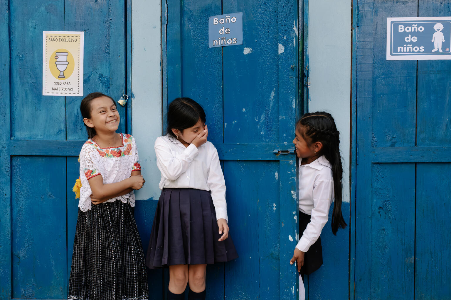 アルタ・べラパスにある小学校のトイレの前で、笑顔を見せる子どもたち。ユニセフが支援する、手洗いの重要性などを学ぶ行事に参加した(グアテマラ、2025年3月20日撮影)