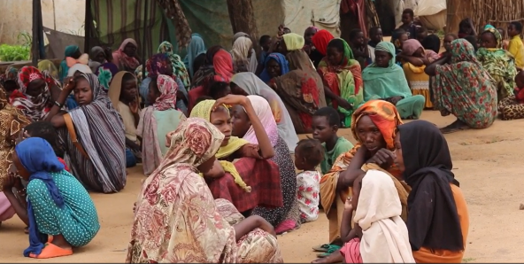 北ダルフール州エル・ファーシルの一時避難場所に集まった人々（スーダン、2025年8月25日撮影）