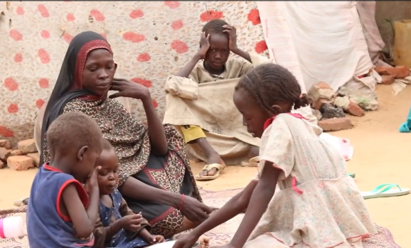 北ダルフール州エル・ファーシルの一時避難所で、食事をする子どもたち（スーダン、2025年8月25日撮影）