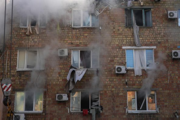ミサイル攻撃により損傷した、キーウの住宅街のアパート（ウクライナ、2025年8月28日撮影）