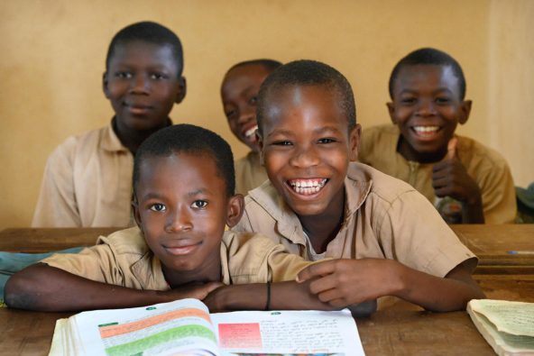 フェルケセドゥグのユニセフが支援している学校で、授業を受ける子どもたち（コートジボワール、2025年2月19日撮影）