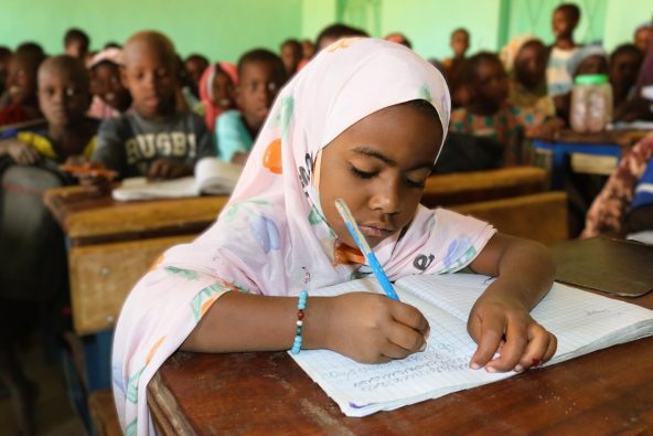 小学校で授業を受ける7歳のアミナトゥさん。学校の先生になるのが将来の夢（マリ、2025年2月27日撮影）