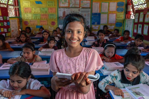 コックスバザールのロヒンギャ難民キャンプにあるユニセフ学習センターで、授業を受ける13歳のヌールさん（中央）。資金不足により、教育の提供が危機的な状況となっている（バングラデシュ、2025年8月22日撮影）