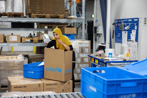 コペンハーゲンにあるユニセフ物資供給センターで、アフガニスタン地震への緊急支援物資を準備するユニセフの職員（デンマーク、2025年9月2日撮影）