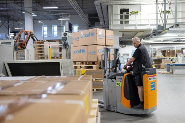 コペンハーゲンにあるユニセフ物資供給センター。アフガニスタンへの緊急支援物資の発送を準備している（デンマーク、2025年9月2日撮影）