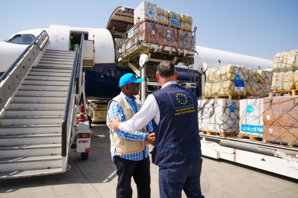 カブールに到着した緊急支援物資の第一便。合計130トンの支援物資が被災地に届けられる予定(アフガニスタン、2025年9月4日撮影)