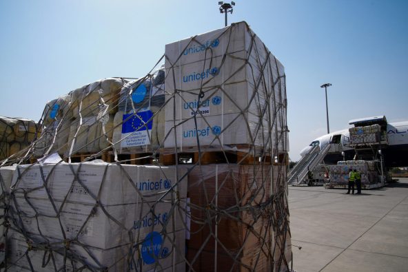 カブールに到着したEUの緊急支援物資。テントや衣類、医療用品、水、衛生用品などが含まれる(アフガニスタン、2025年9月4日撮影)