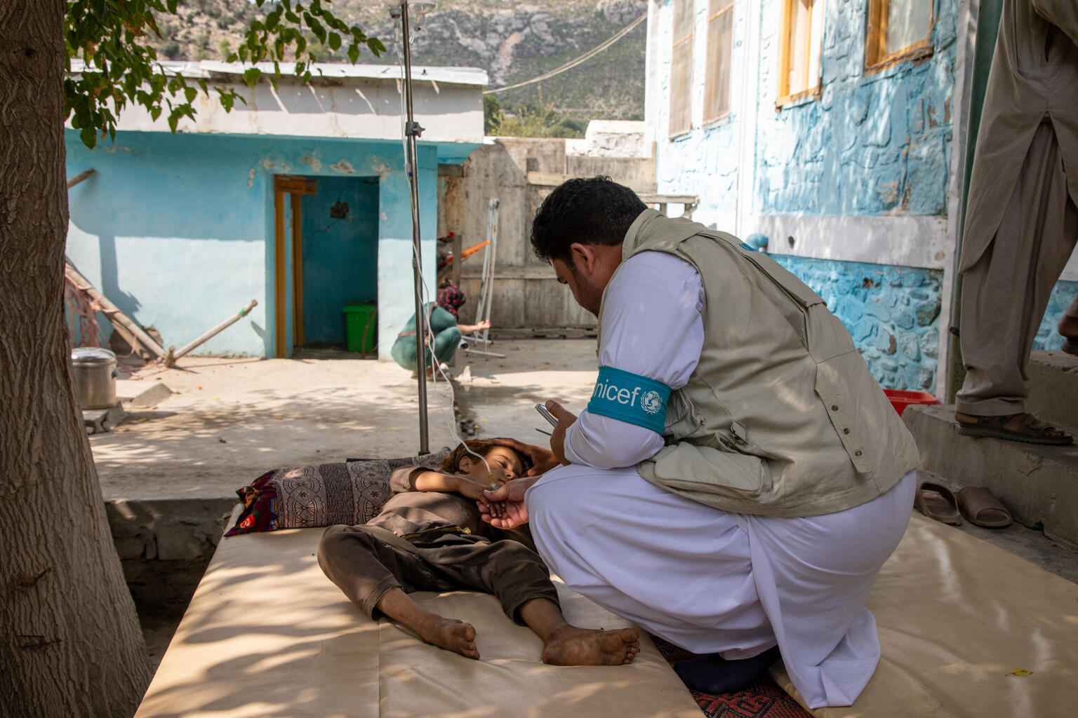 クナール県の保健センターを訪問中の、ユニセフの緊急支援担当官（アフガニスタン、2025年9月2日撮影）