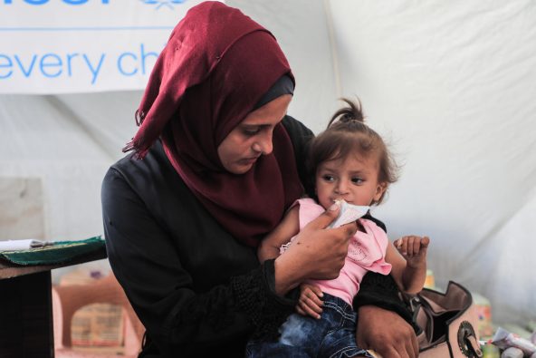 ガザ市で、ユニセフ支援物資の栄養治療食を口にする2歳のマサちゃん。正常体重が15キロのところ、マサちゃんの体重は6キロまで減少した（パレスチナ、2025年8月26日撮影）