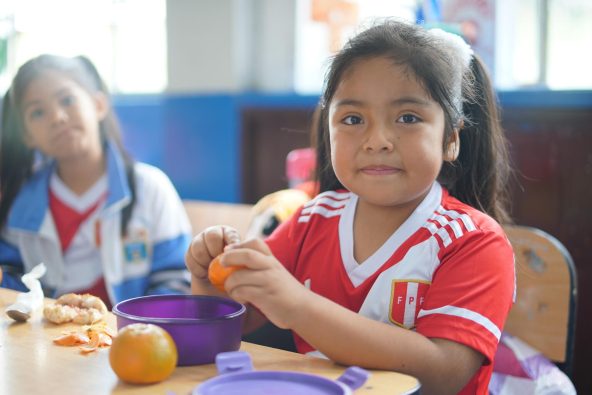 リマのサン・マルティン・デ・ポレス地区にある小学校。過体重の子どもの割合が高いため、ユニセフは健康的な食習慣を促進する栄養プログラムを提供している（ペルー、2023年9月15日撮影）