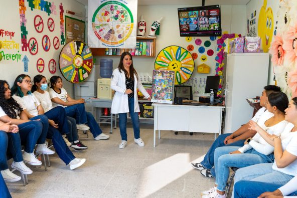 イダルゴ州にある青少年保健センターで、過体重を予防するためのプログラムに参加する若者たち（メキシコ、2024年11月19日撮影）