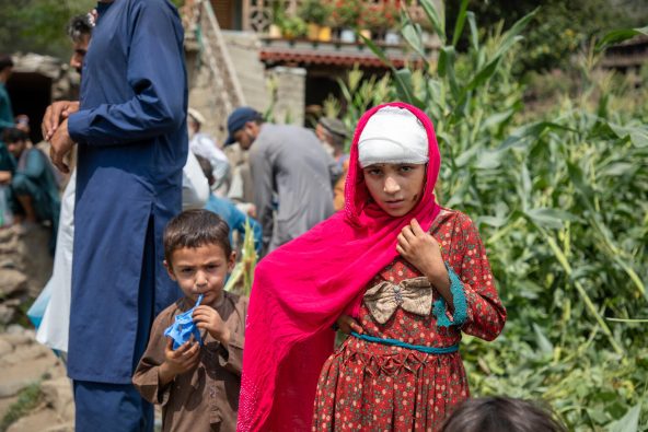 クナール県で、地震によりきょうだいを失った9歳のライラさん(右)(アフガニスタン、2025年9月2日撮影)