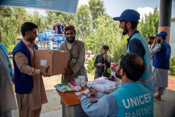 クナール県で、ユニセフのスタッフから支援物資の衛生用品を受け取る、地震で被災した家族(アフガニスタン、2025年9月7日撮影)