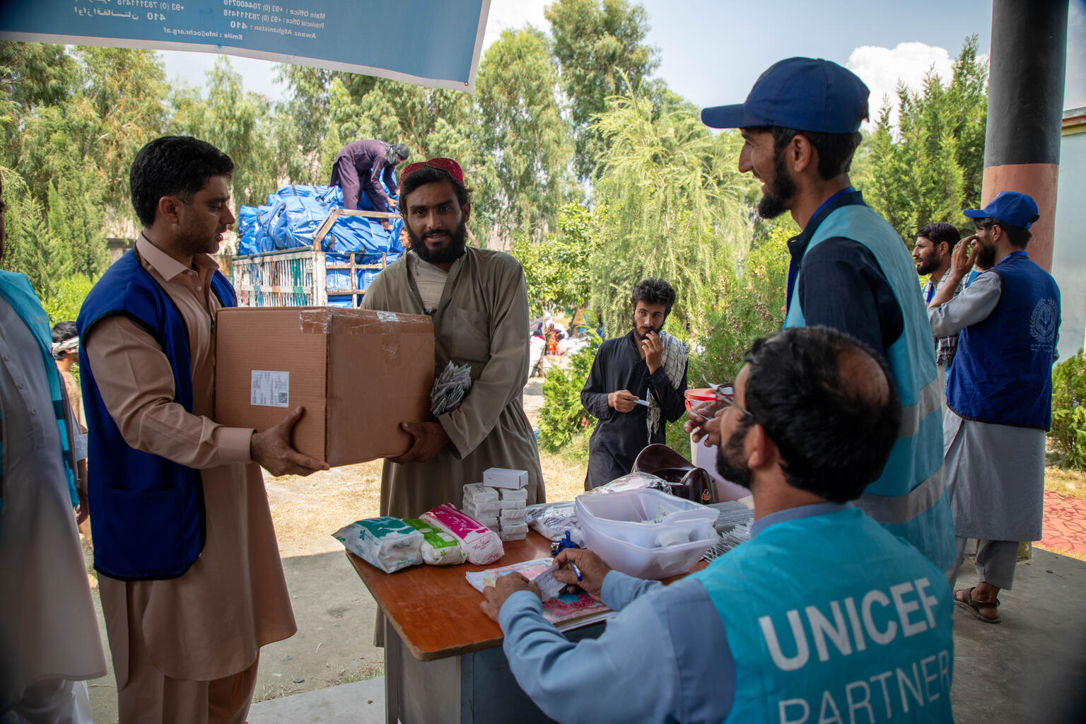 クナール県で、ユニセフのスタッフから支援物資の衛生用品を受け取る、地震で被災した家族（アフガニスタン、2025年9月7日撮影）