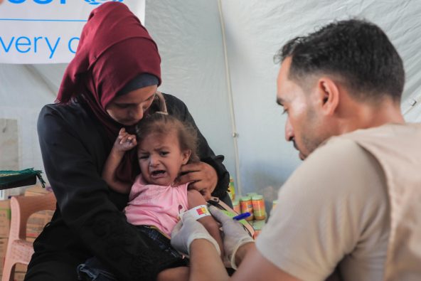 ガザ市で、栄養検査を受ける2歳のマサちゃん。正常体重が15キロのところ、マサちゃんの体重は6キロまで減少していた(パレスチナ、2025年8月26日撮影)