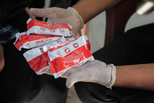 ユニセフが配布している、すぐに食べられる栄養治療食(RUTF=Ready-to-Use Therapeutic Food)。袋から直接食べることができ冷蔵も不要(パレスチナ、2025年8月26日撮影)