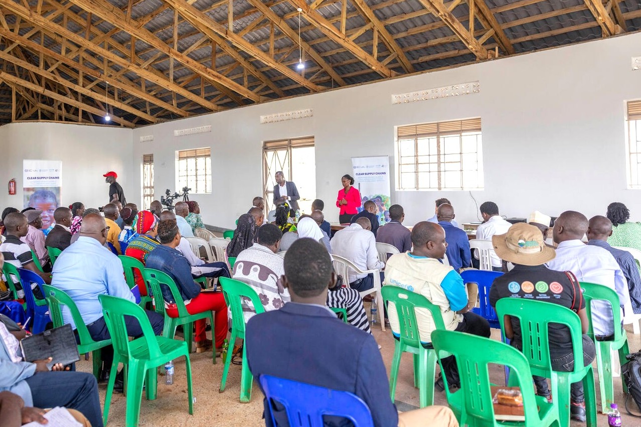 地域単位で設立された「子どもの福祉委員会」の会合（ウガンダ、2025年6月10日撮影）