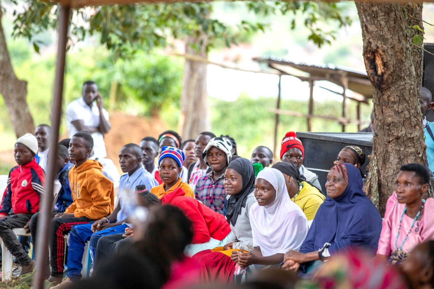 児童労働の根絶に向けた取り組みや課題を共有し合う、パラ・ソーシャルワーカーほか、連携する地域の人々（ウガンダ、2024年8月14日撮影）