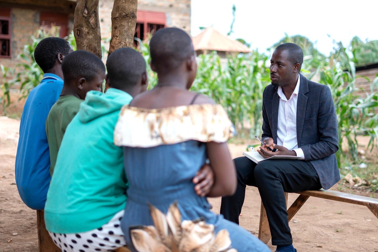 児童福祉司の家庭訪問を受けるマリアさんと3人の子どもたち（ウガンダ、2025年6月10日撮影）