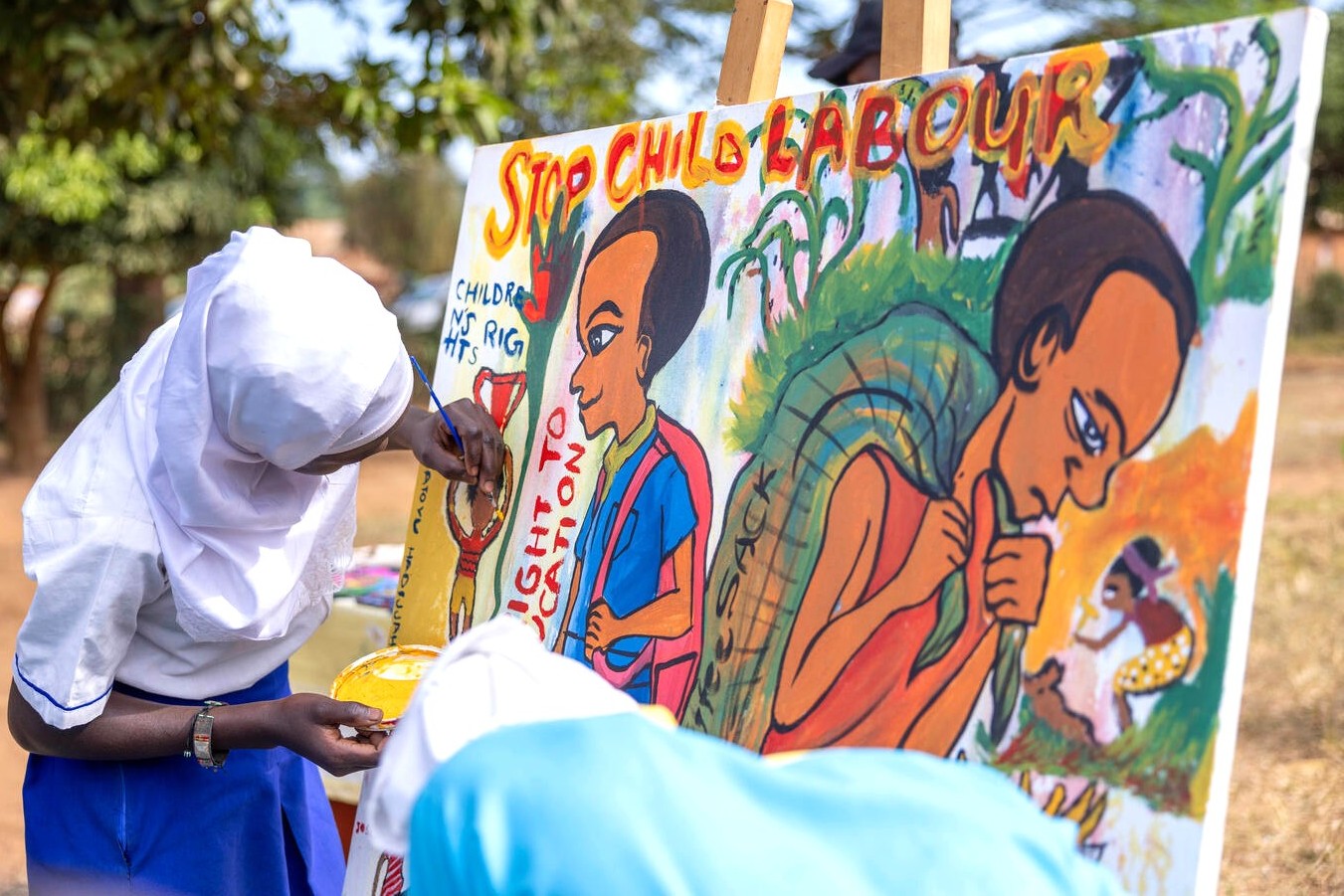 児童労働の根絶を訴える絵を描く、地域の小学校の児童（ウガンダ、2025年6月10日撮影）