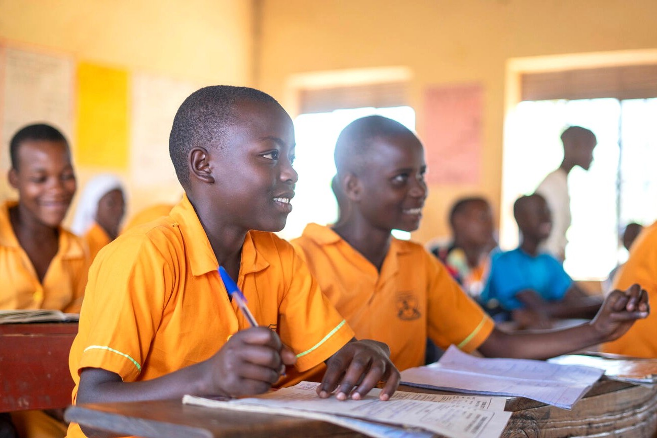 地域の小学校で授業を受ける児童（ウガンダ、2025年6月11日撮影）
