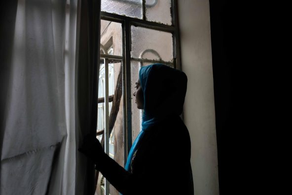 「いつか学校に戻りたい」と話す15歳のラーラさん。中学2年生のときに女子中等教育が禁止されて以来、家事をしながら家で過ごしている（アフガニスタン、2025年2月11日撮影）