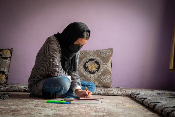 中学2年生のときに女子中等教育が禁止され、その後4年にわたり、学校に通えずに家で過ごしているラムジアさん。「友達や先生に会いたくてたまらない。将来への希望も持てないでいます」（アフガニスタン、2025年2月10日撮影）