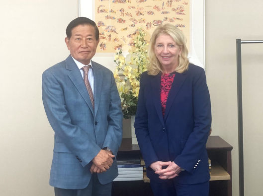 日本ユニセフ協会会長 高須幸雄(左)と、ユニセフ事務局長 キャサリン・ラッセル
