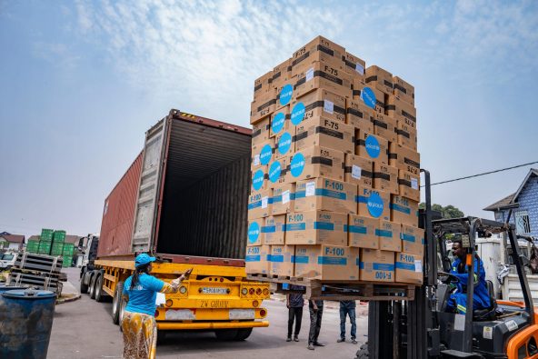 エボラ出血熱の感染拡大に対応するため、首都キンシャサからカサイ州へ向けて、緊急支援物資を発送する様子（コンゴ民主共和国、2025年9月8日撮影）