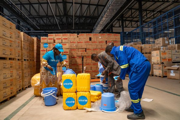 キンシャサで、エボラ出血熱が流行しているカサイ州へ向けて、栄養物資や生活必需品の発送準備をするユニセフのスタッフ（コンゴ民主共和国、2025年9月8日撮影）