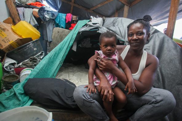 武装集団から逃れて、仮設の避難所となっている小学校で寝起きをする親子（ハイチ、2025年3月18日撮影）