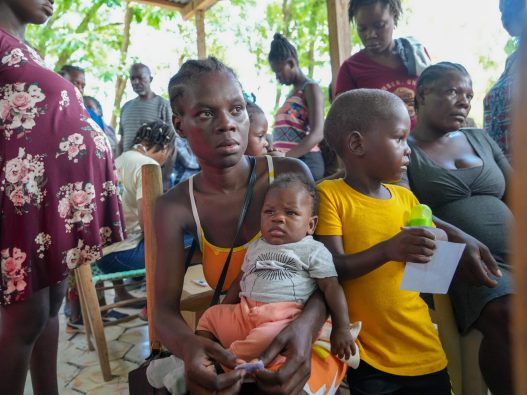 ブカン・カレにあるユニセフ支援の移動式診療所で、診察を待つ親子（ハイチ、2025年5月5日撮影）