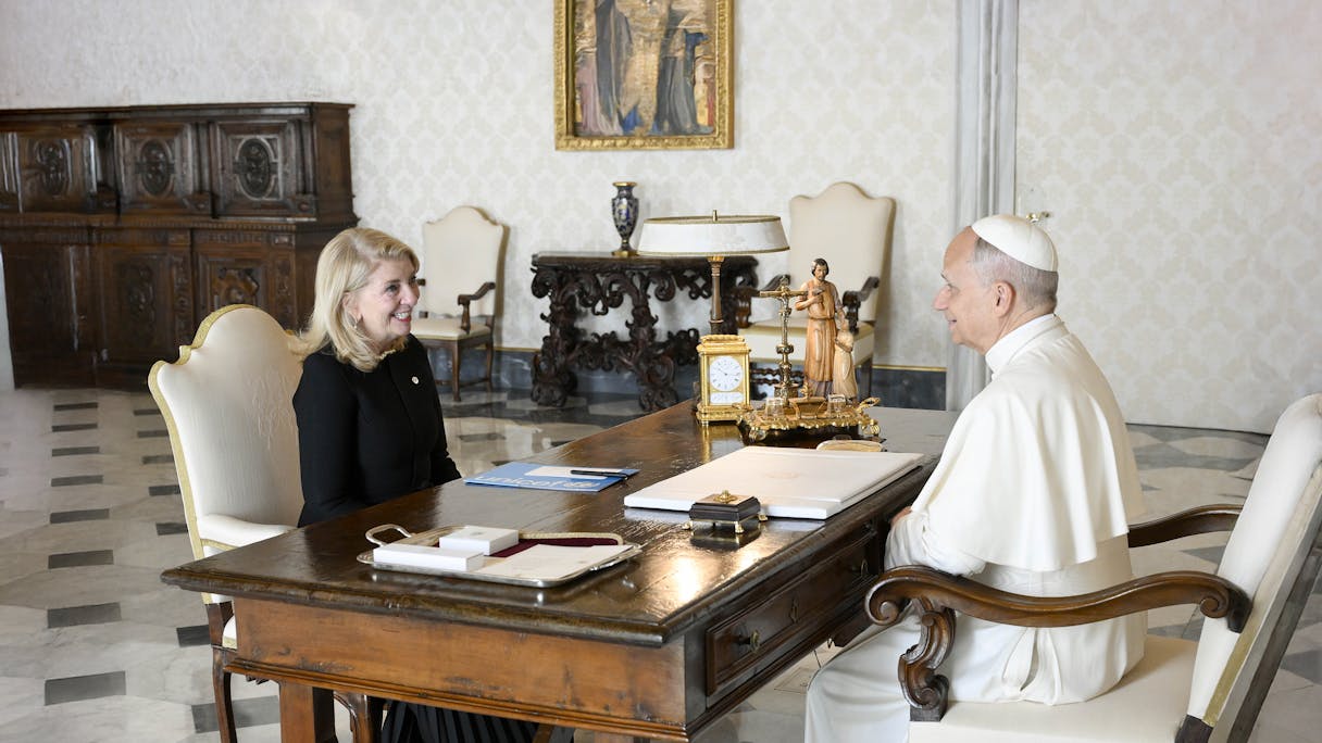 教皇レオ14世と会談するユニセフ事務局長キャサリン・ラッセル(バチカン、2025年10月6日撮影)