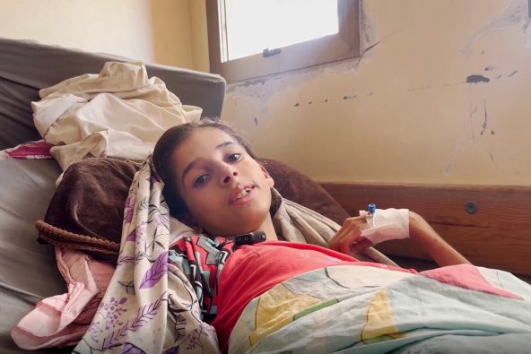 「もう一度歩けるようになりたい」という15歳のハラさん。ガザ地区南部のハンユニスに避難し、仮設テントで寝起きをしていたところ、空爆に遭って背中にけがを負い歩けなくなった（パレスチナ、2025年10月2日撮影）