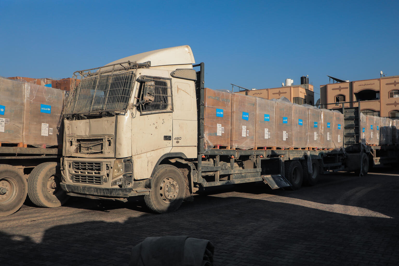 ガザ地区中部デルバラハにあるユニセフの倉庫に、栄養治療食や衛生用品などの支援物資が運び込まれる様子(パレスチナ、2025年10月13日撮影)