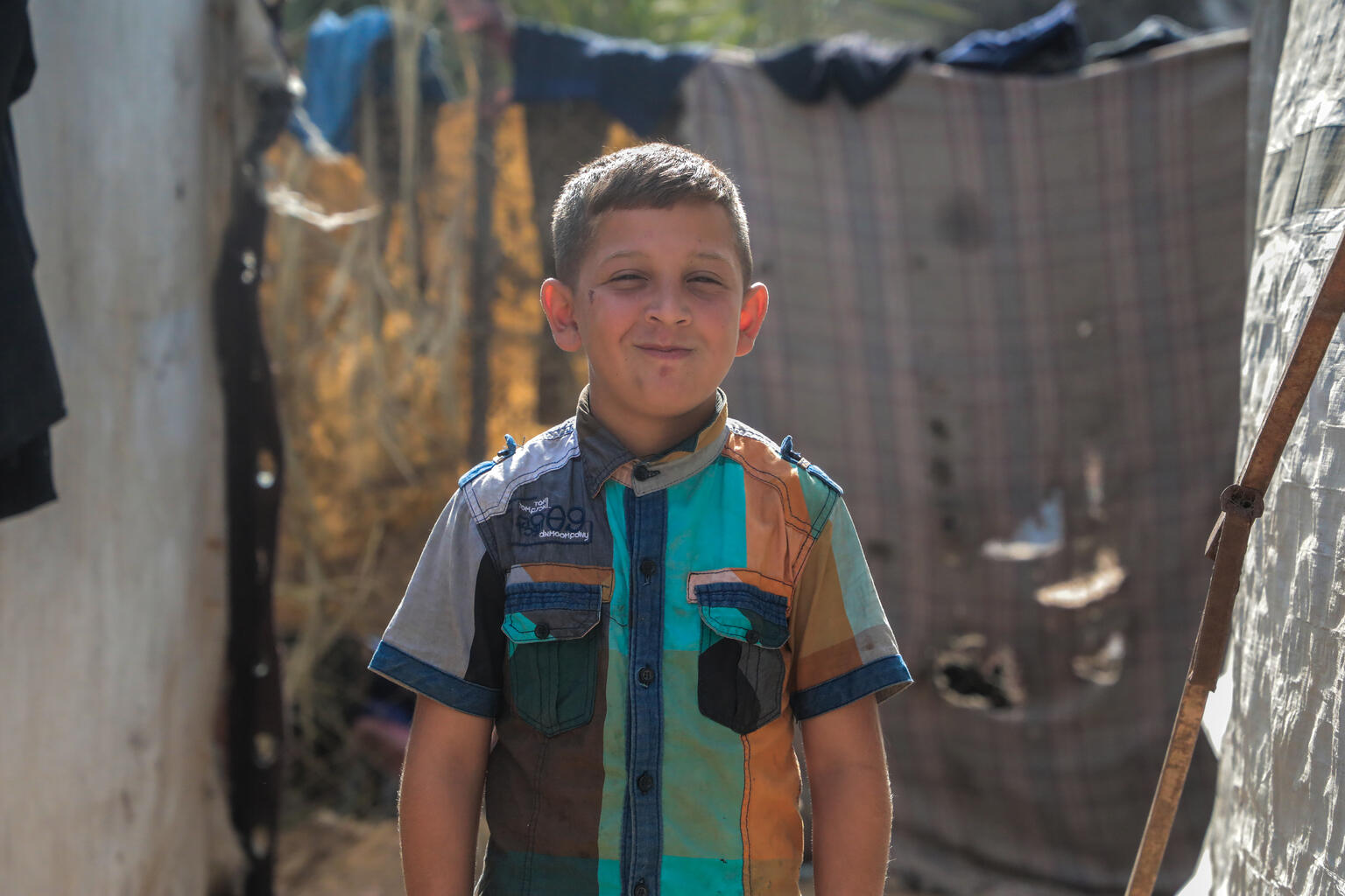 13歳のマイサラさんは、次のように喜びました。「停戦の知らせを聞いた瞬間、本当に嬉しかったです。やっと北部にある私の街、ジャバリアに帰ることができます。早く普通の生活に戻りたいし、もっと嬉しいのは、全部の検問所が開いたら、もうお腹が空いて苦しいこともなくなります」「帰ったら、故郷の土を抱きしめたいです。ずっと帰りたかったからです。戦争が終わったということは、また学校へ通えるということだからです」(パレスチナ、2025年10月9日撮影)