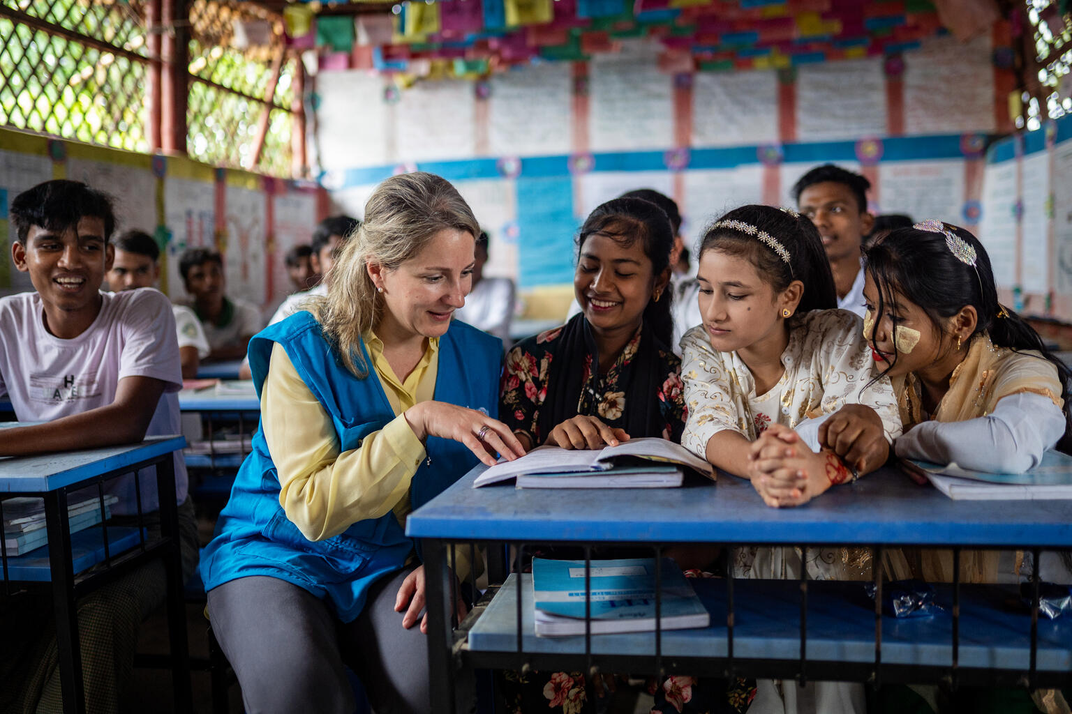 コックスバザールのロヒンギャ難民キャンプで、学習センターを訪問するユニセフのマルディニ民間支援企画調整局長(バングラデシュ、2025年10月8日撮影)