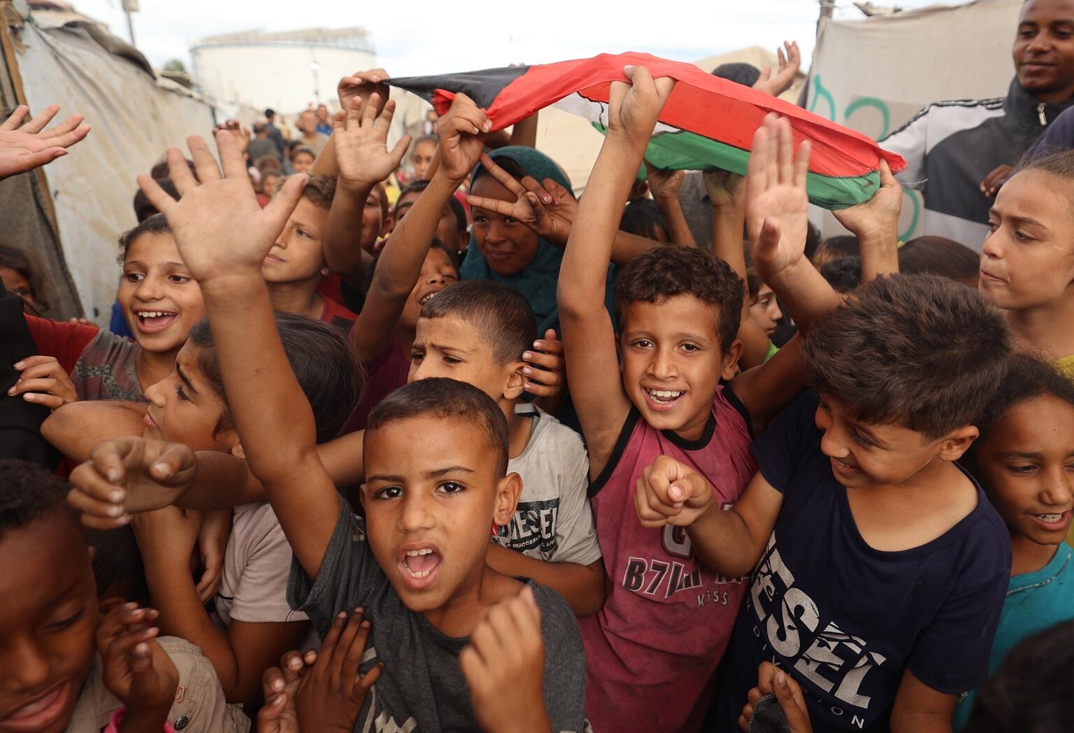 停戦の発表を喜ぶガザの子どもたち(パレスチナ、2025年10月9日撮影)
