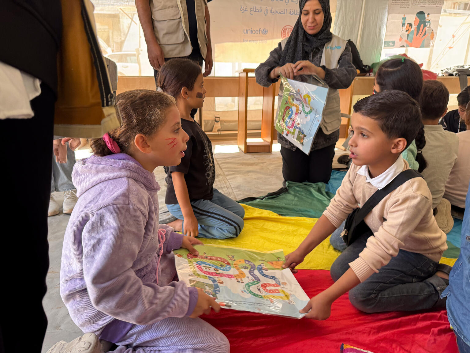 ゲームや歌を通じて、正しい手洗いを学ぶ子どもたち。ユニセフは避難所などで石けんを配布し、こうしたアクティビティを提供している(パレスチナ・2025年10月15日撮影)
