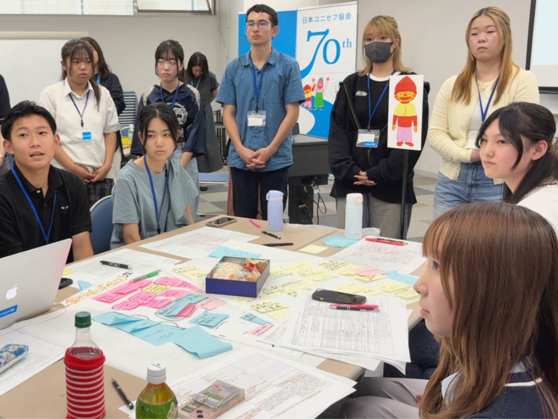 提言書を成文化する作業に参加した、高校生と大学生（東京・ユニセフハウス、2025年8月28日撮影）