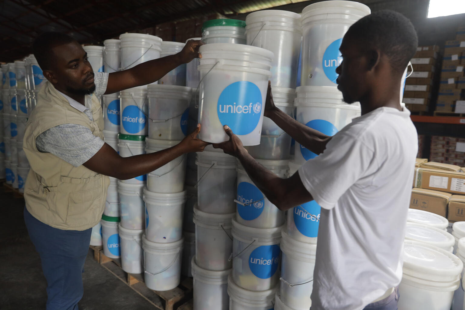 緊急支援物資を準備するユニセフのスタッフ（ハイチ、2025年10月29日撮影）