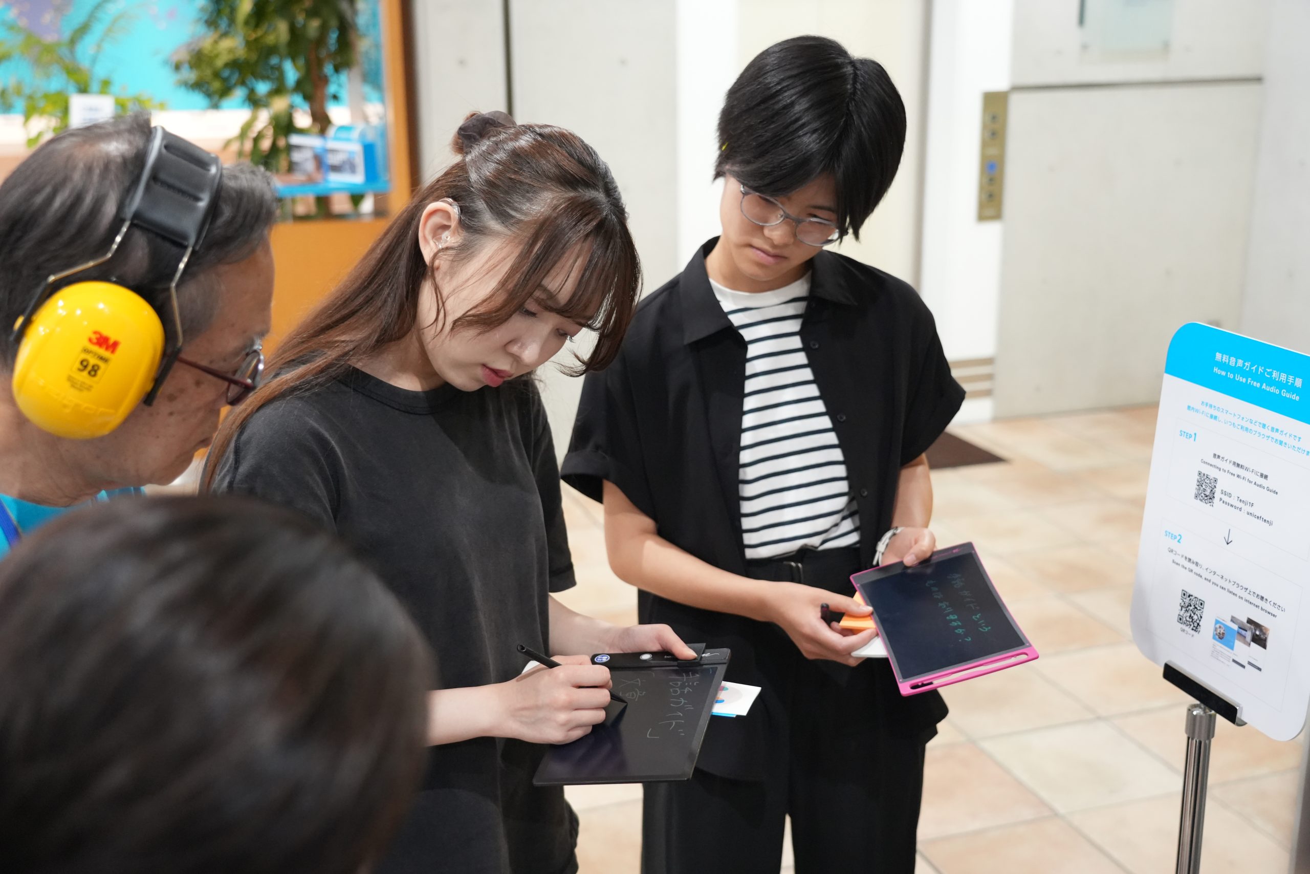 ワークショップの参加者は耳栓の上からヘッドホンを装着し、音の無い世界を体験した