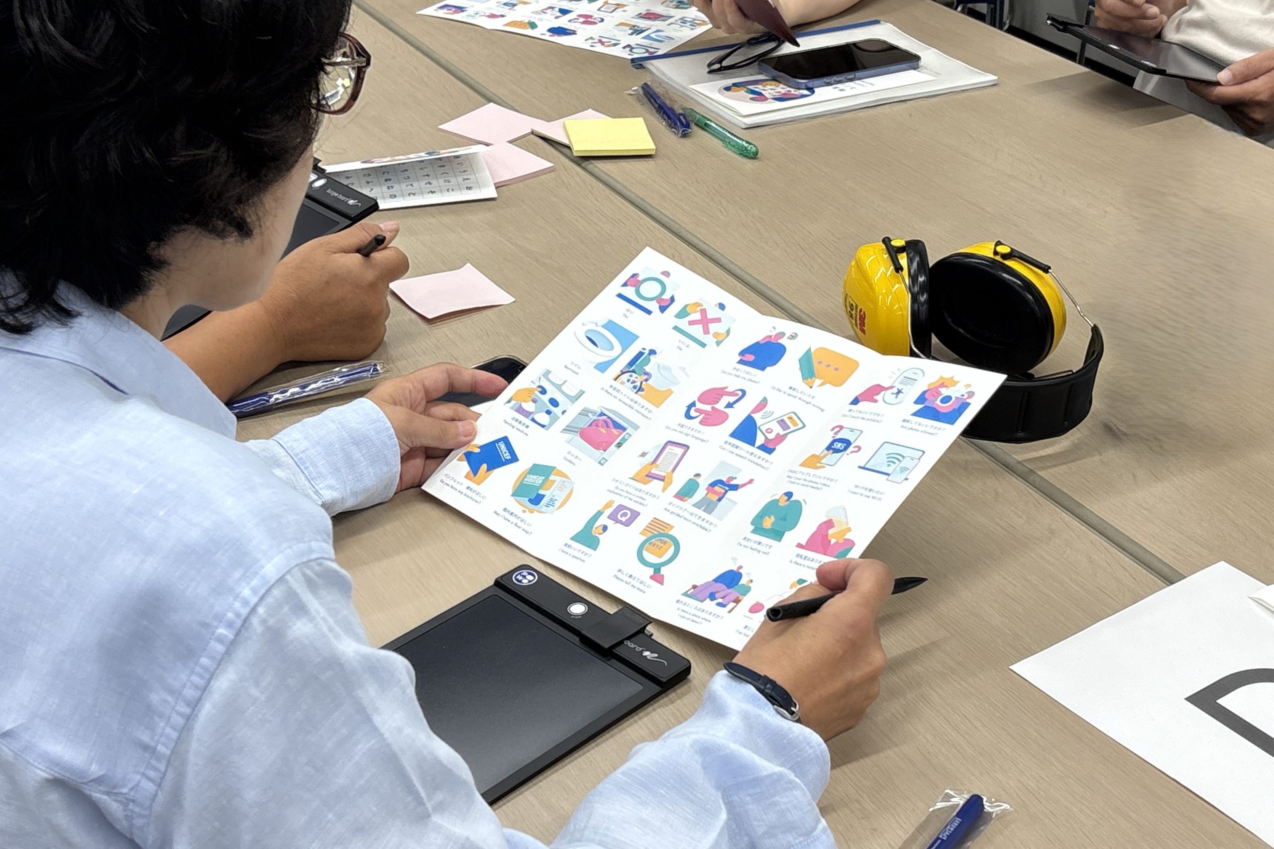 パンフレットを開く、ワークショップの参加者