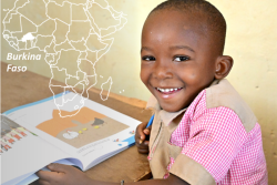 ユニセフが支援する就学前教育プログラムに参加する子ども（ブルキナファソ、2023年12月6日撮影）