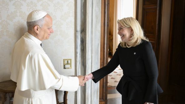 教皇レオ14世と握手するユニセフ事務局長キャサリン・ラッセル(バチカン、2025年10月6日撮影)