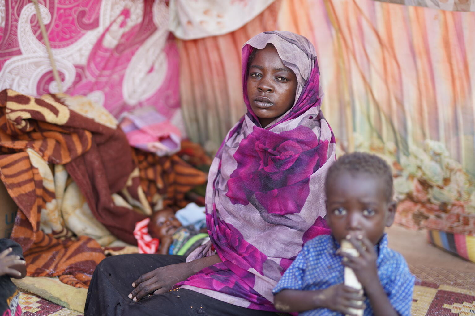 北ダルフール州エル・ファーシルから、3人の子どもを連れて、タウィラの避難民キャンプまで逃れてきた母親のナイーマさん（スーダン、2025年11月4日撮影）