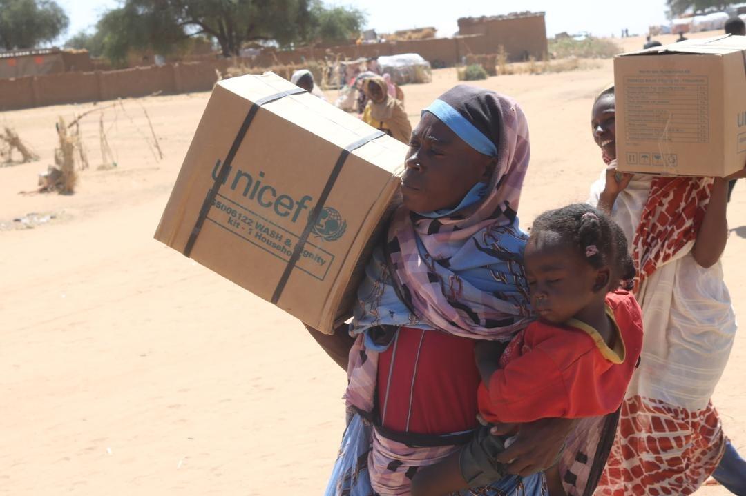 北ダルフール州タウィラにある避難民キャンプで、ユニセフの支援物資を受け取るエル・ファーシルからの避難民家族（スーダン、2025年10月30日撮影）