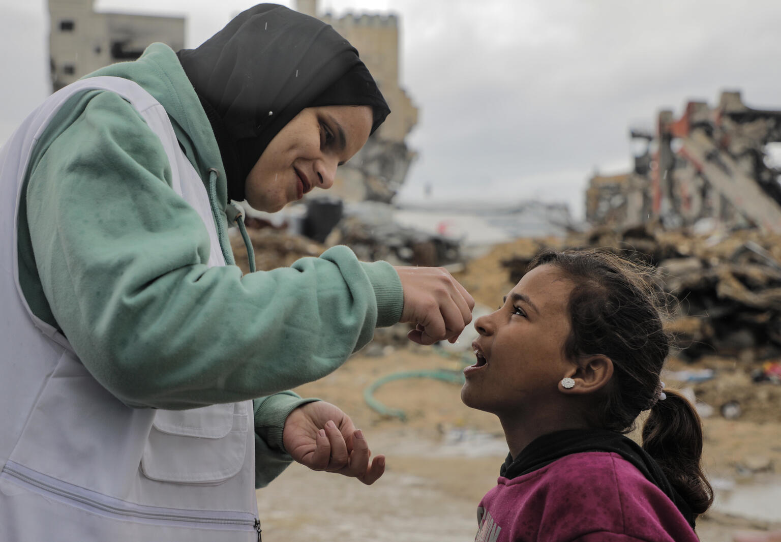 今年2月にも実施された集団予防接種で、ポリオワクチンの投与を受けるガザ地区北部ジャバリアの子ども（パレスチナ、2025年2月23日撮影）