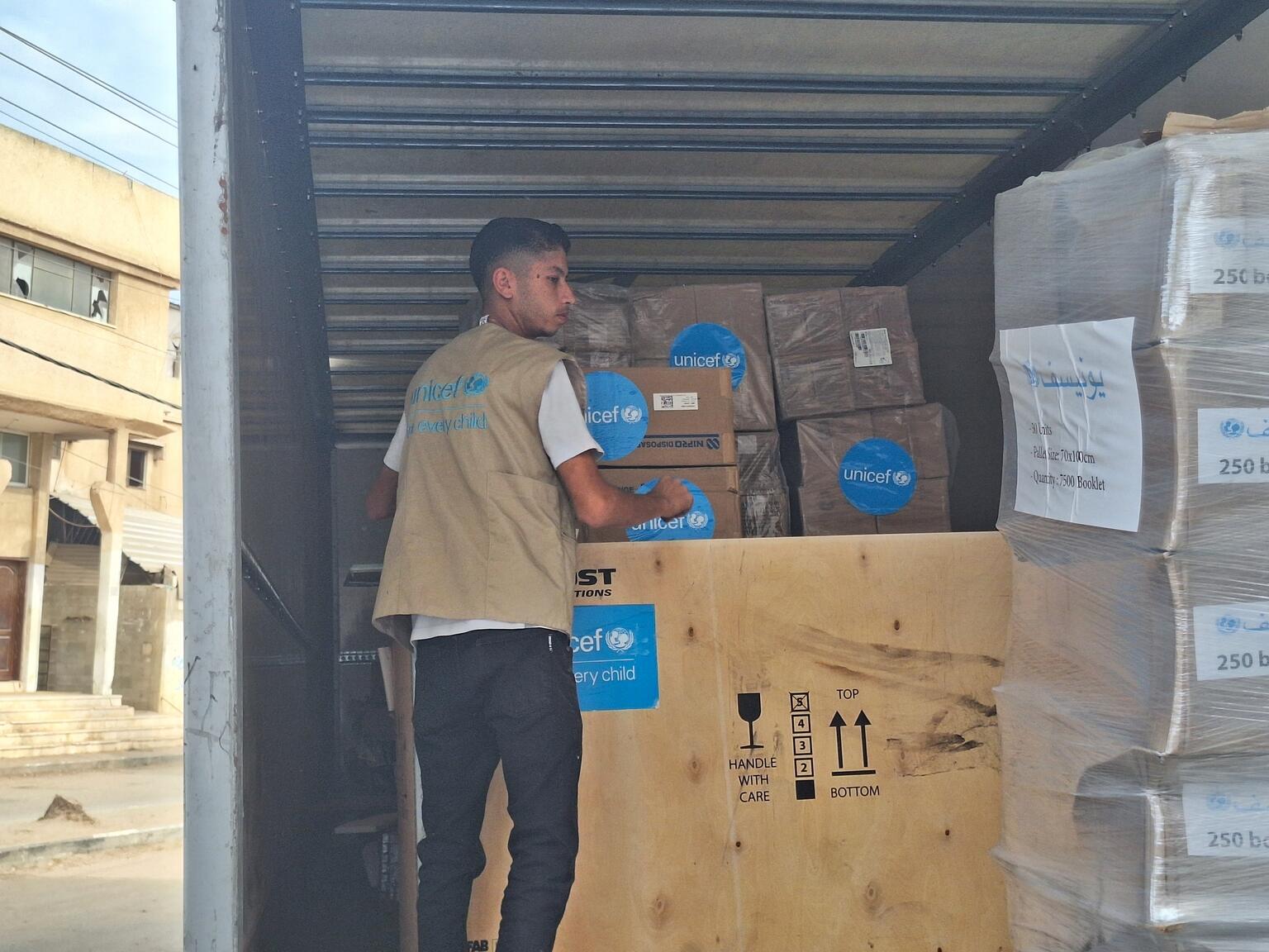 ガザ中部のデルバラハで、予防接種キャンペーンのための支援物資を荷下ろしするユニセフのスタッフ（パレスチナ、2025年11月4日撮影）