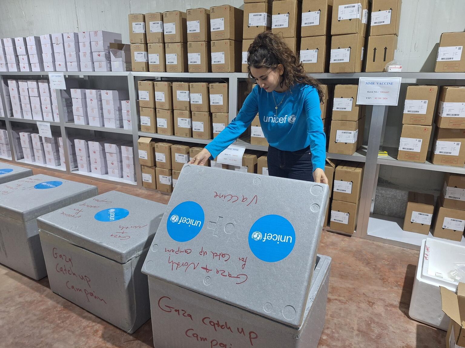 ガザ中部のデルバラハで、ユニセフのスタッフがワクチンや注射器などを収めた保冷箱を確認する様子（パレスチナ、2025年11月4日撮影）